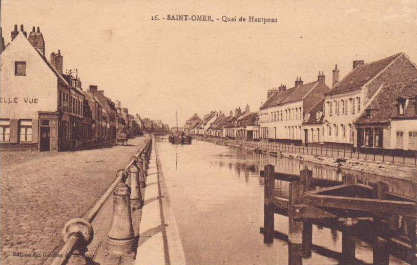 On aperçoit sur la droite la rue des faiseurs de bateaux, car ils y avait dans cette rue de nombreux fabricants de bacoves et autres embarcations.Sur la droite on peut voir l'estaminet de la Belle Vue.